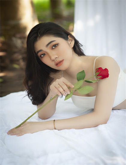 美女趴着打光屁屁视频_快播资源搜索_男人最爱听的致命情话